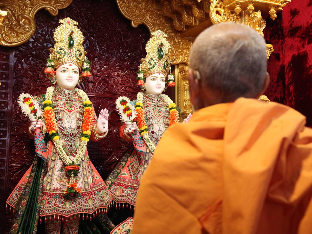 Param Pujya Mahant Swami engrossed in darshan of Thakorji in the mandir at Swaminarayan Nagar