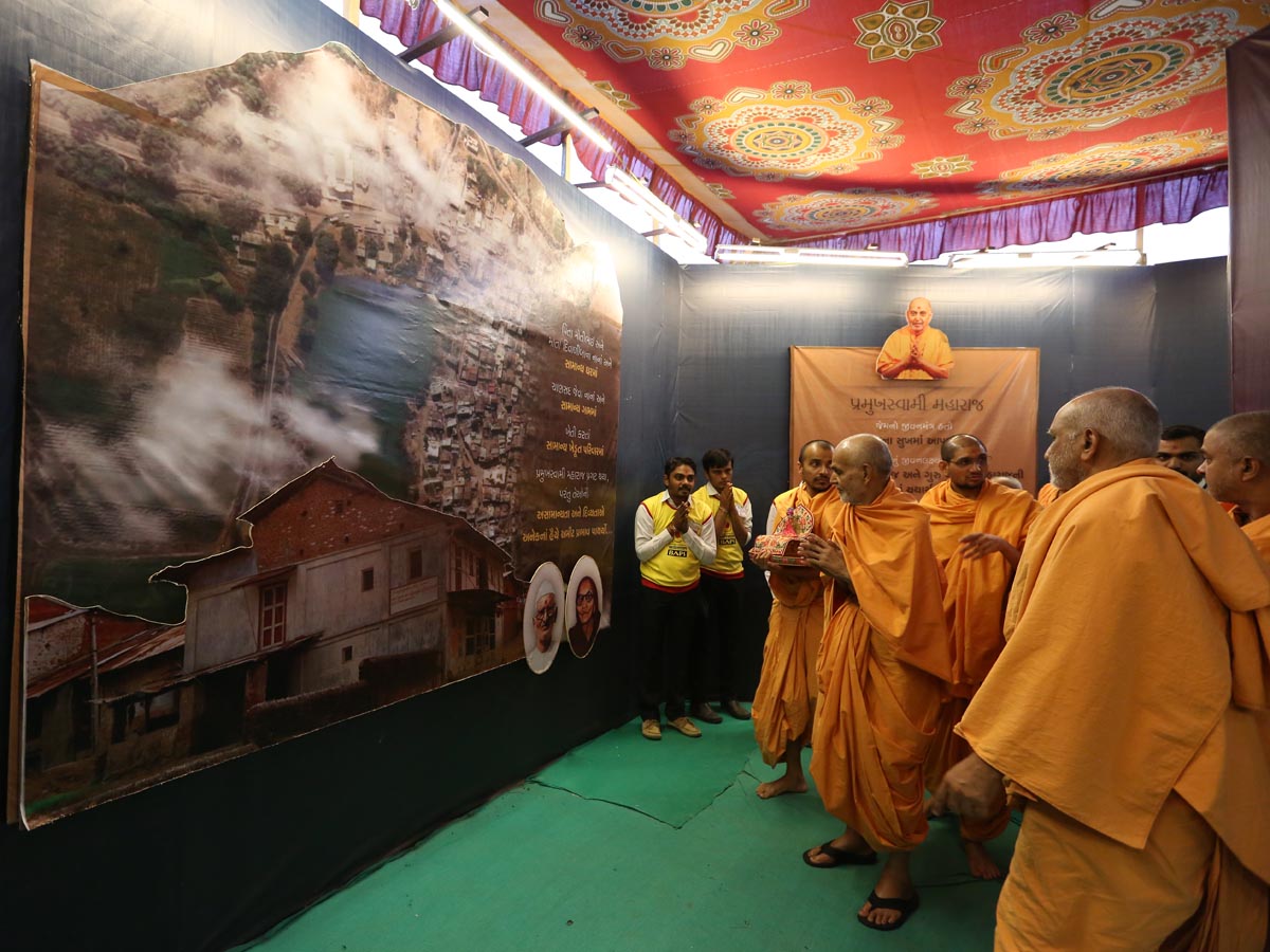 Param Pujya Mahant Swami visits exhibitions