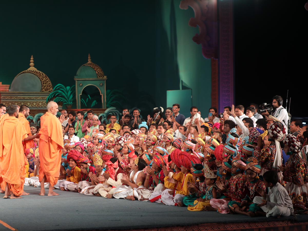 Param Pujya Mahant Swami blesses participants of cultural program