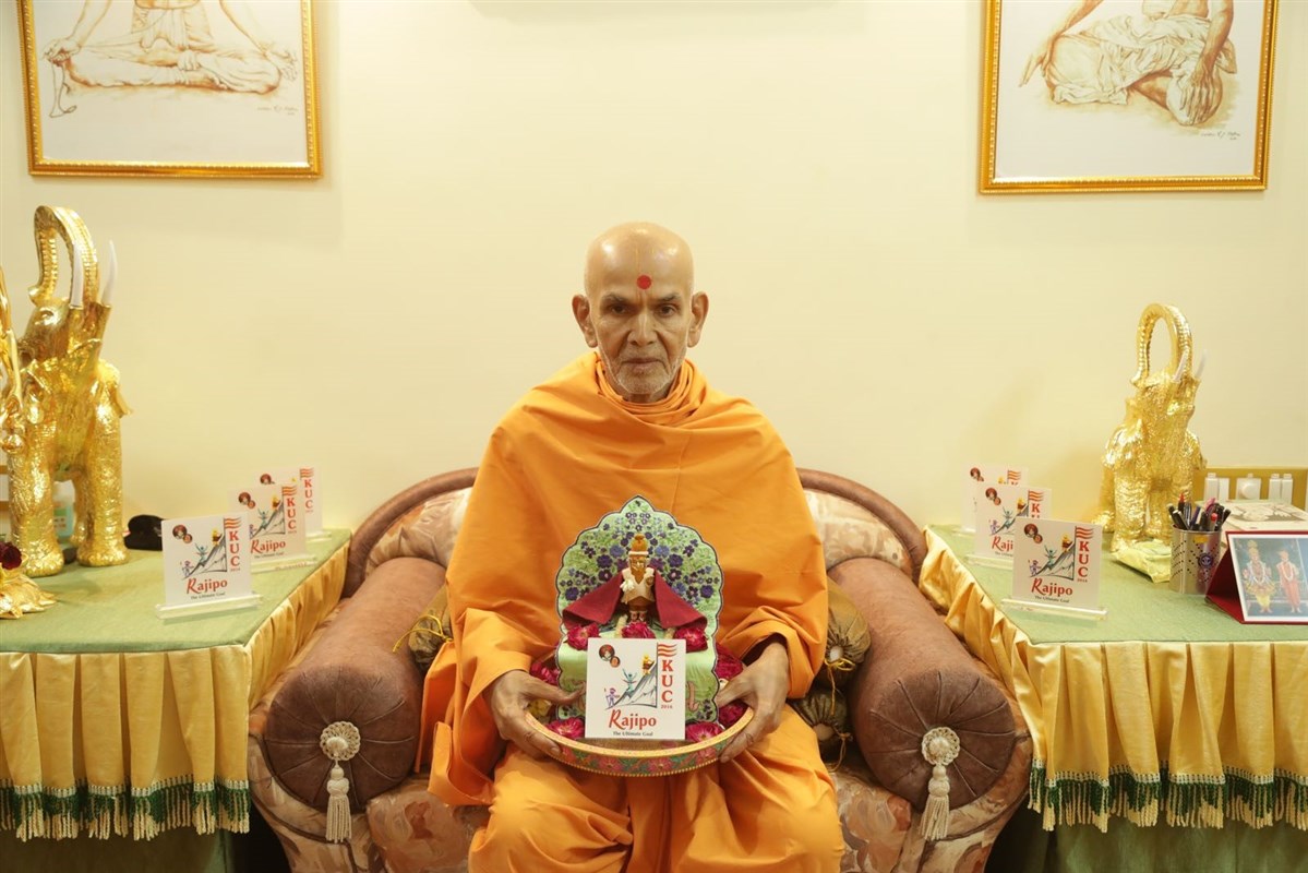Mahant Swami Maharaj blessed all the prizes before they were awarded to the 'Kidz Ultimate Challenge' participants