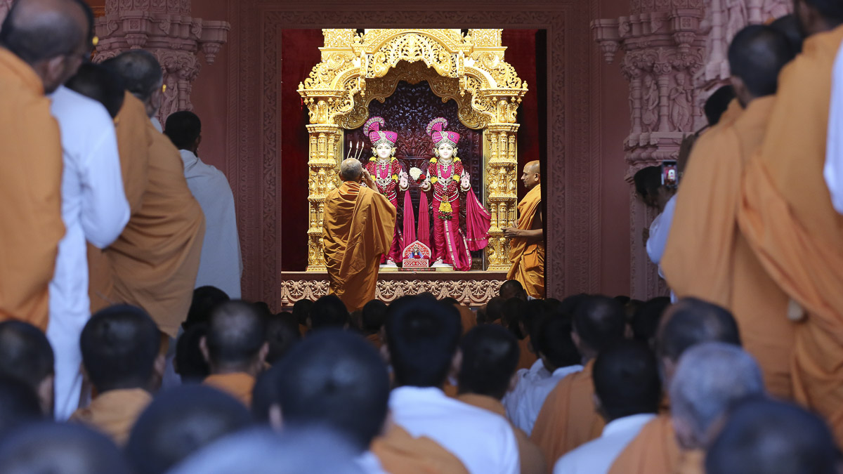Param Pujya Mahant Swami performs arti of Thakorji at Swaminarayan Nagar