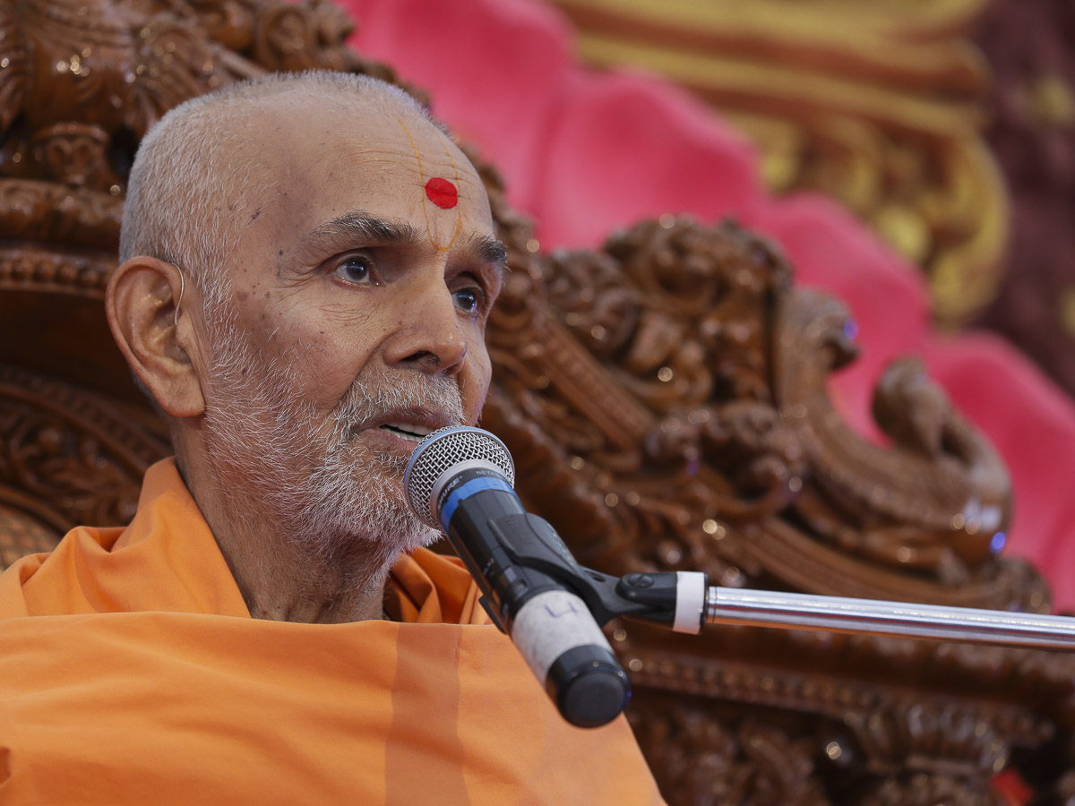 Param Pujya Mahant Swami blesses the morning satsang assembly
