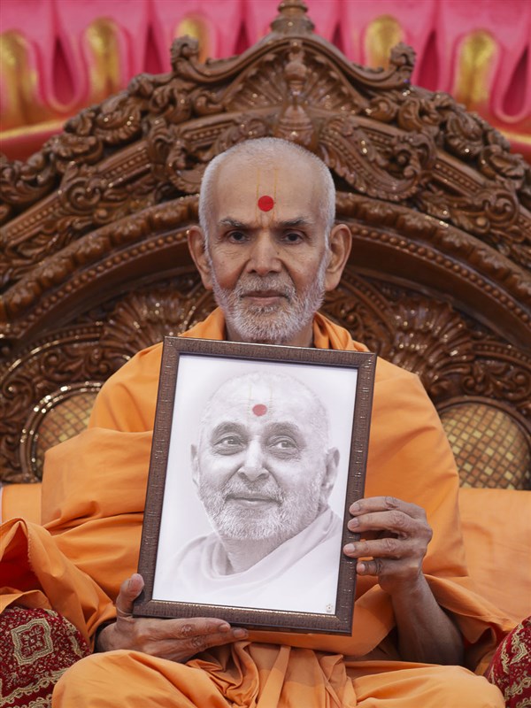Param Pujya Mahant Swami inaugurates a photo of HH  Pramukh Swami Maharaj
