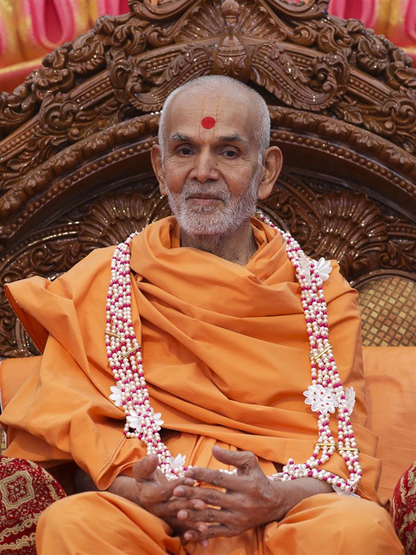 Param Pujya Mahant Swami honored with a garland