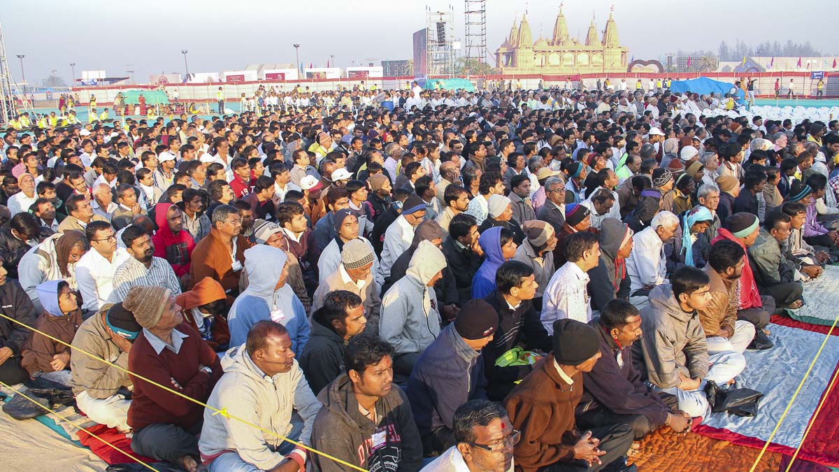 Devotees during the morning satsang assembly