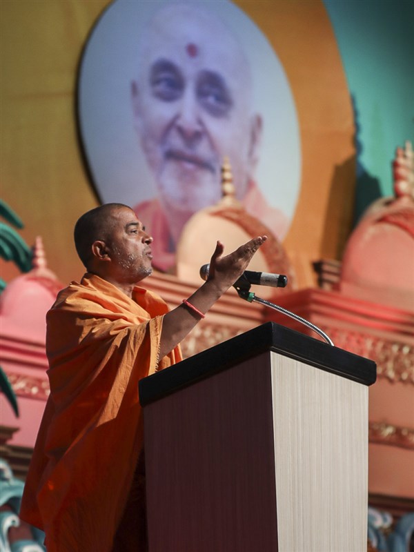Brahmavihari Swami addresses the assembly