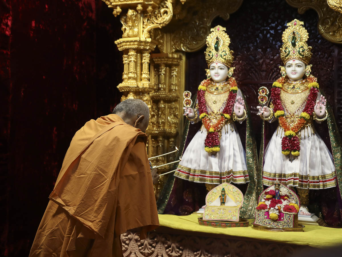 Param Pujya Mahant Swami performs arti of Thakorji in the mandir at Swaminarayan Nagar