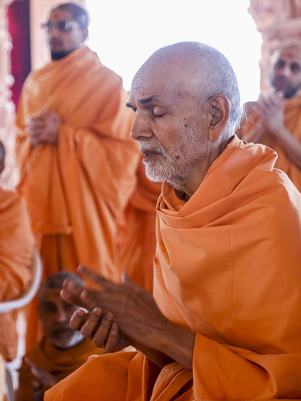 Param Pujya Mahant Swami chants Swaminarayan dhun