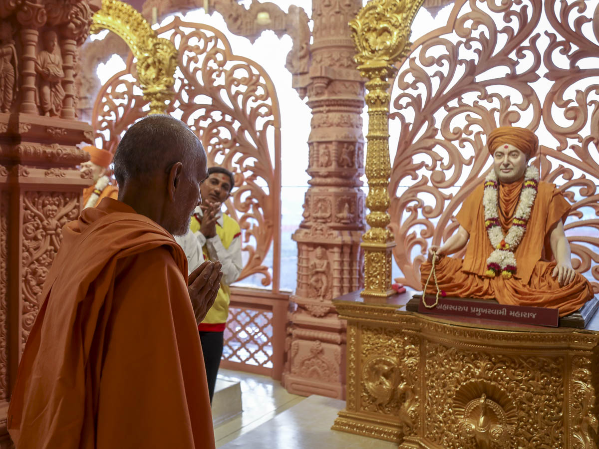 Param Pujya Mahant Swami engrossed in darshan of Brahmaswarup Pramukh Swami Maharaj