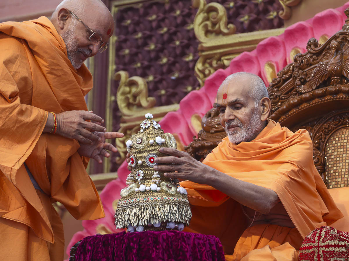 Param Pujya Mahant Swami sanctifies a kalash