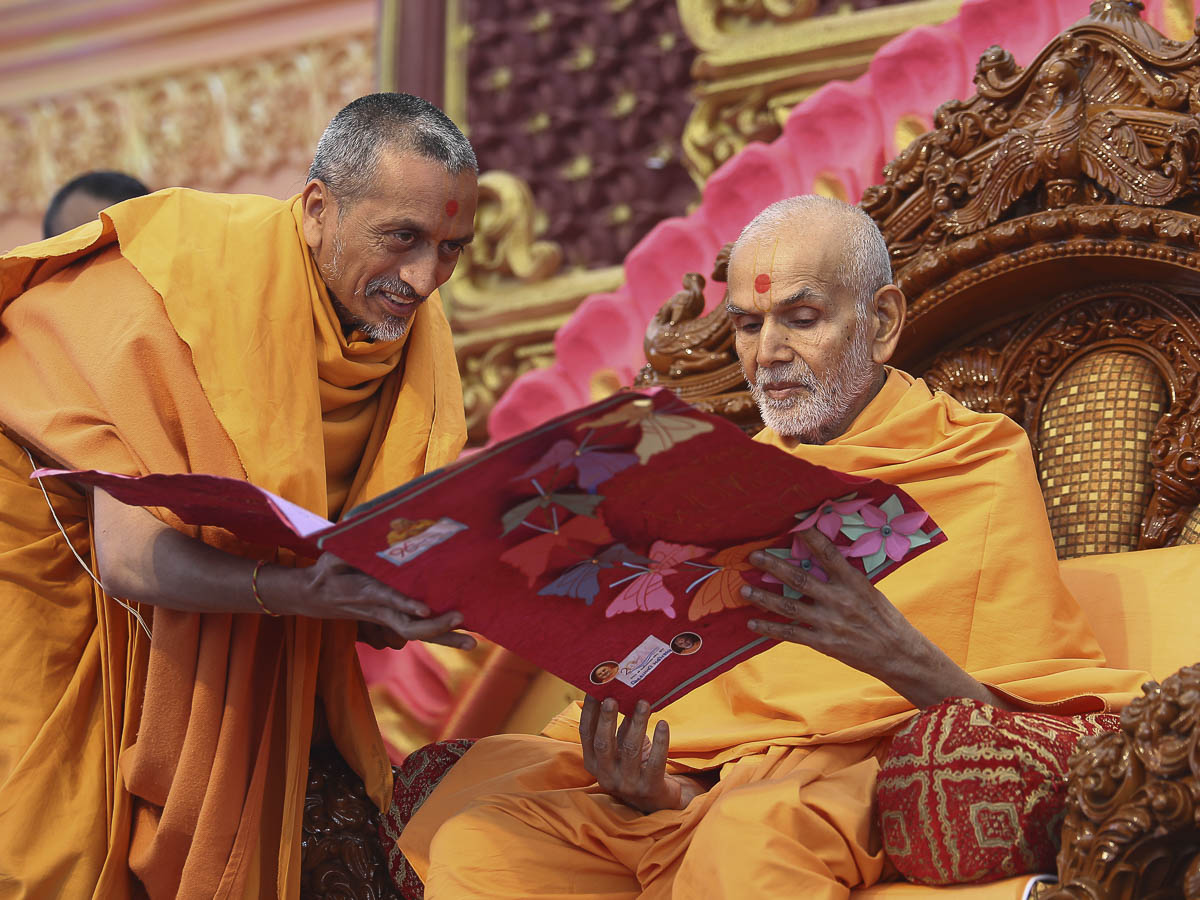 Param Pujya Mahant Swami observes a card