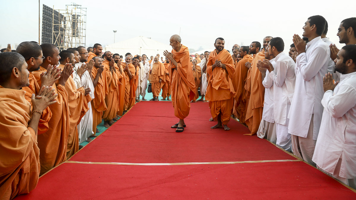 Param Pujya Mahant Swami greets sadhus with 'Jai Swaminarayan'