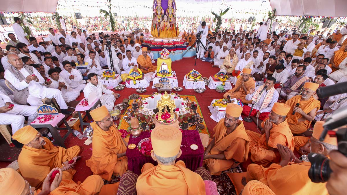 Param Pujya Mahant Swami performs yagna rituals