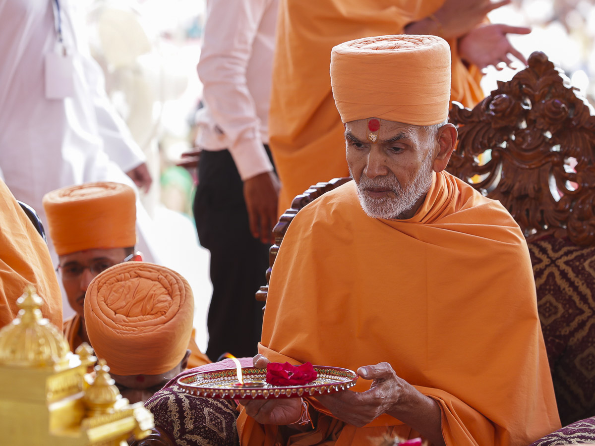 Param Pujya Mahant Swami performs yagna arti