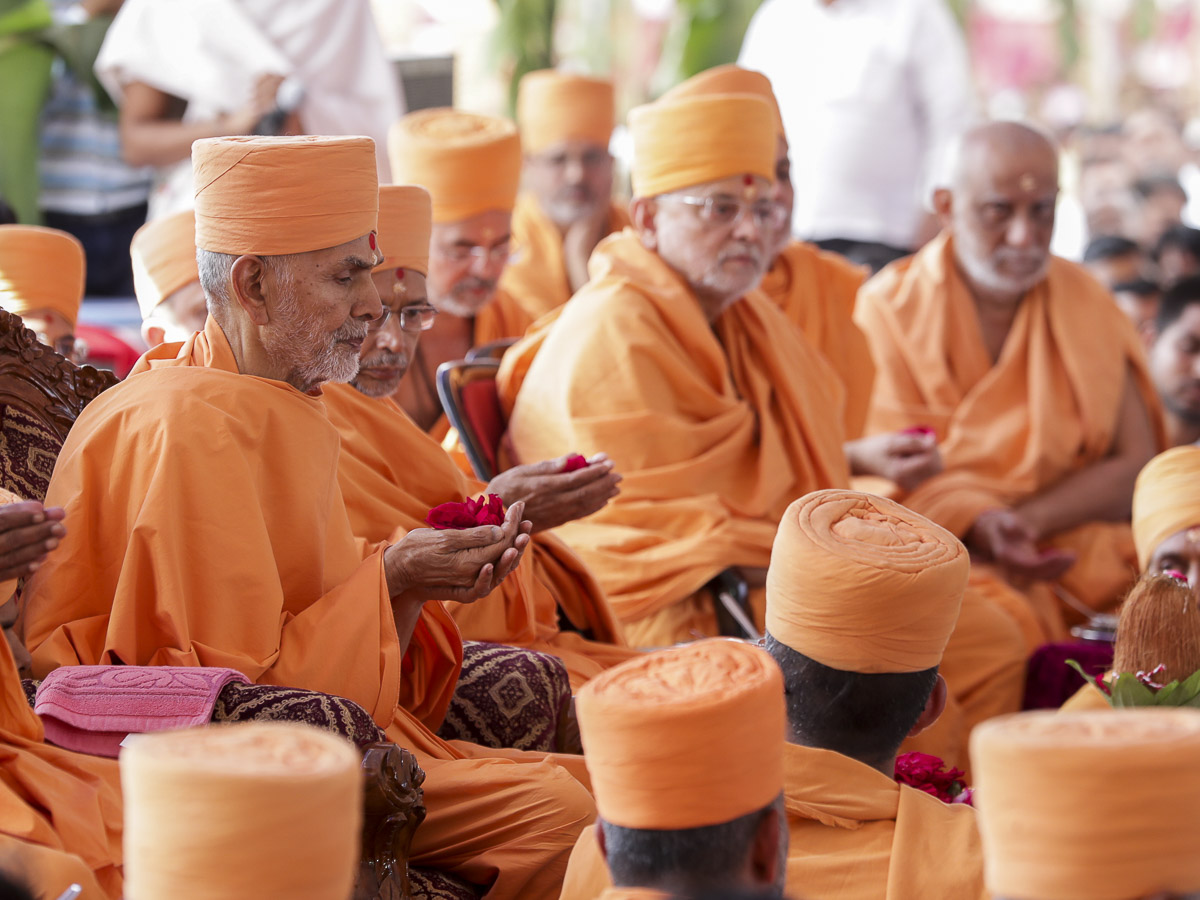 Param Pujya Mahant Swami and senior sadhus offer mantra-pushpanjali