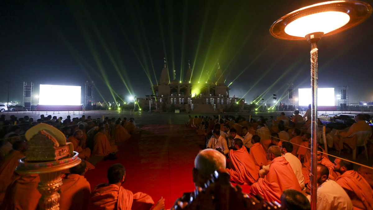 Param Pujya Mahant Swami watches light & sound show