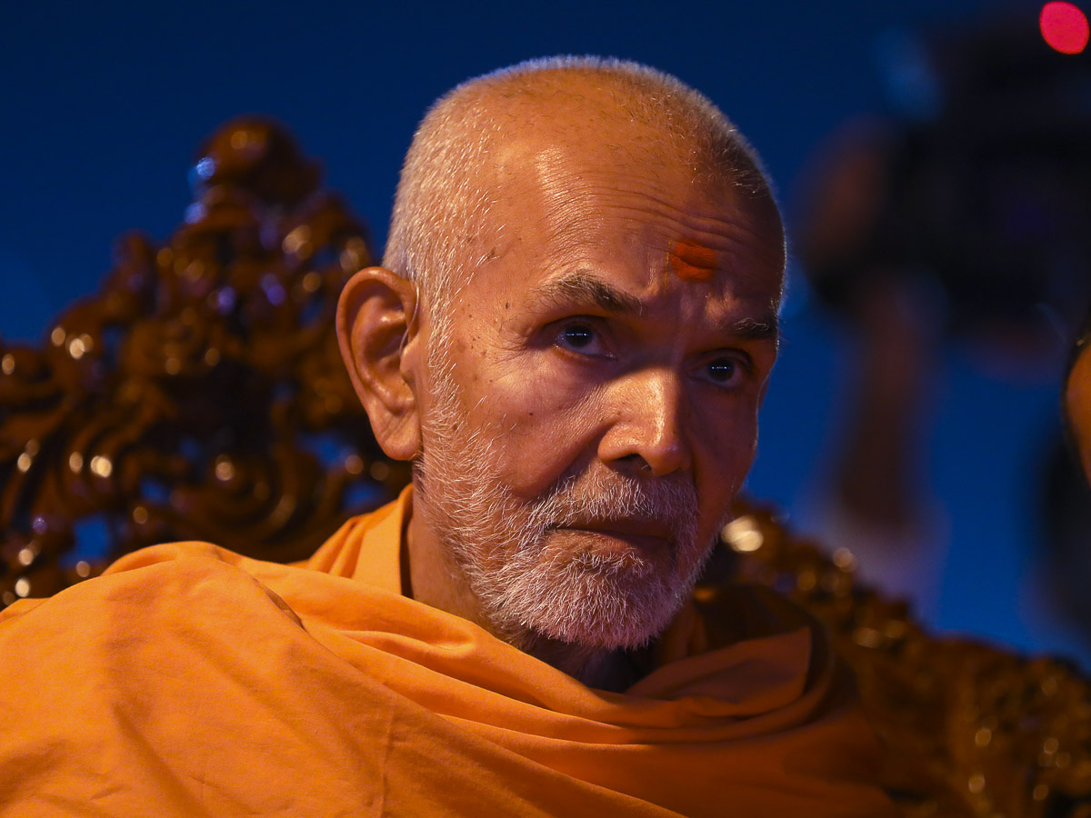 Param Pujya Mahant Swami watches light & sound show
