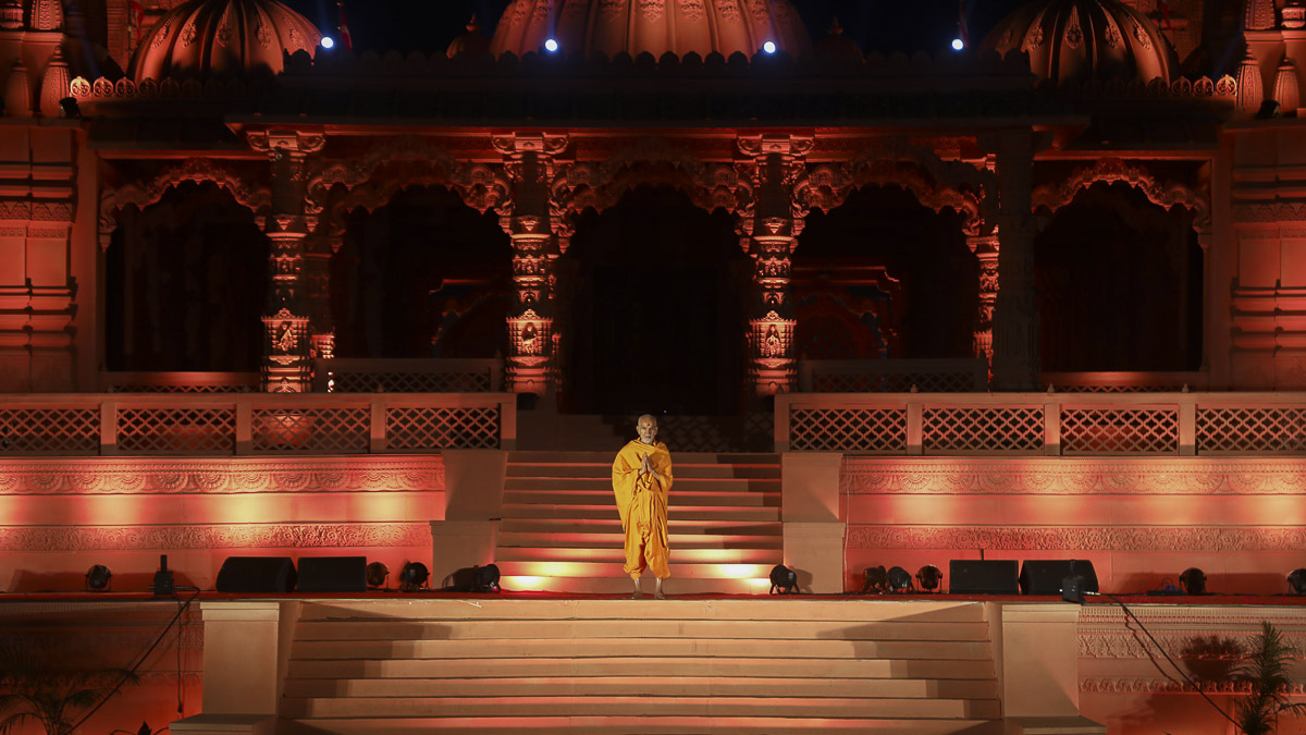 Param Pujya Mahant Swami greets all with 'Jai Swaminarayan'