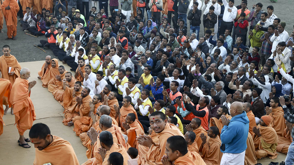 HH Mahant Swami Maharaj greets all with 'Jai Swaminarayan'