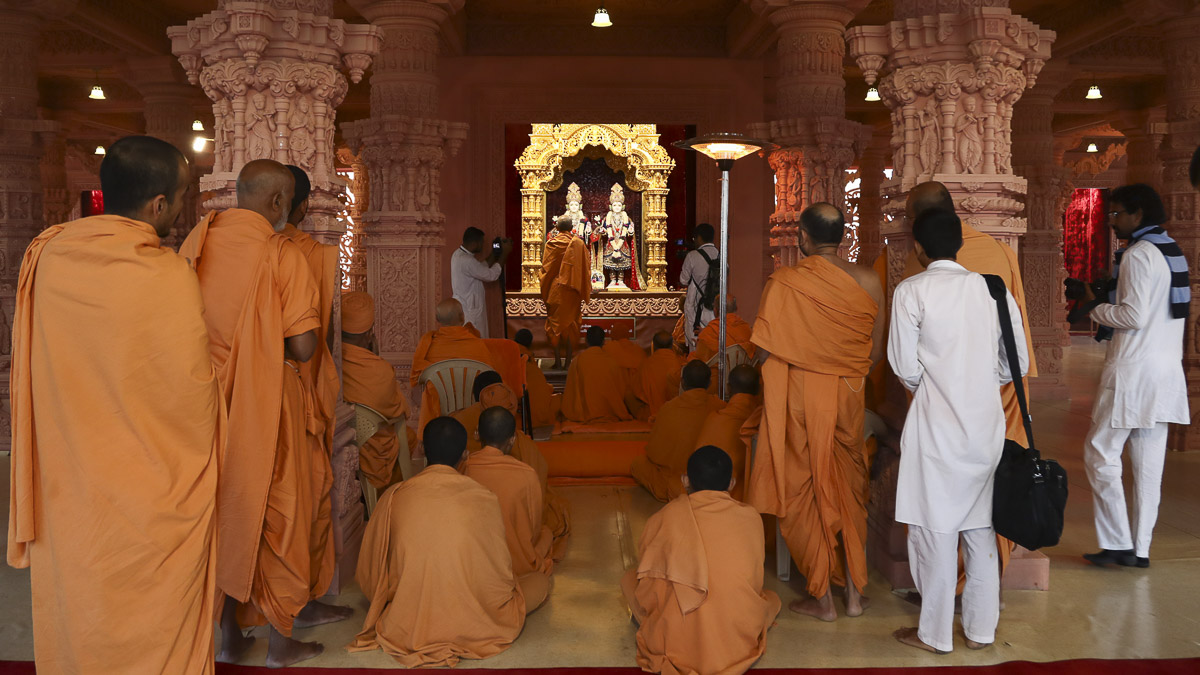 Param Pujya Mahant Swami Maharaj performs arti of Thakorji