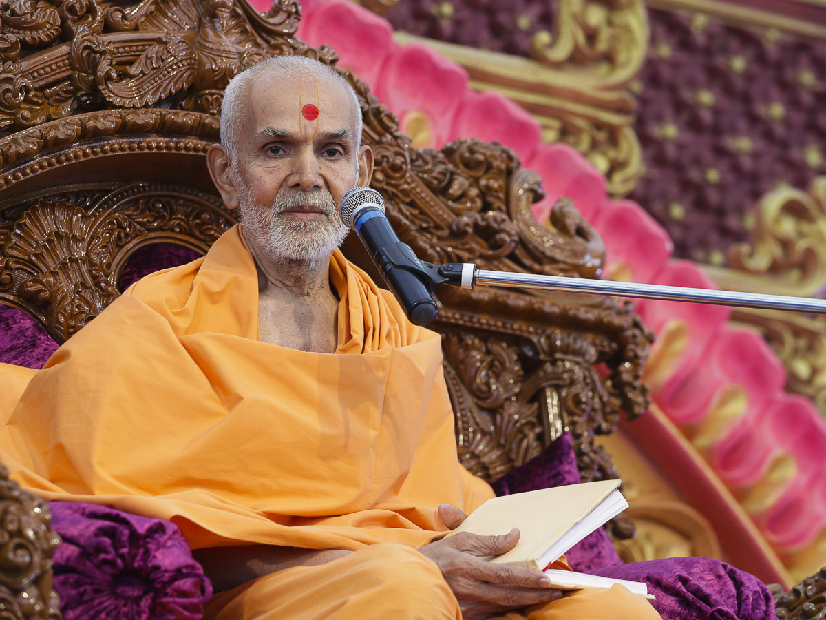 Param Pujya Mahant Swami Maharaj blesses the morning satsang assembly