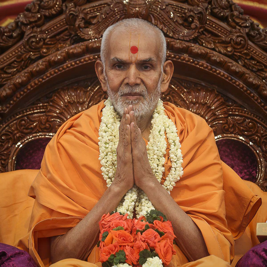 Param Pujya Mahant Swami Maharaj honored with a garland