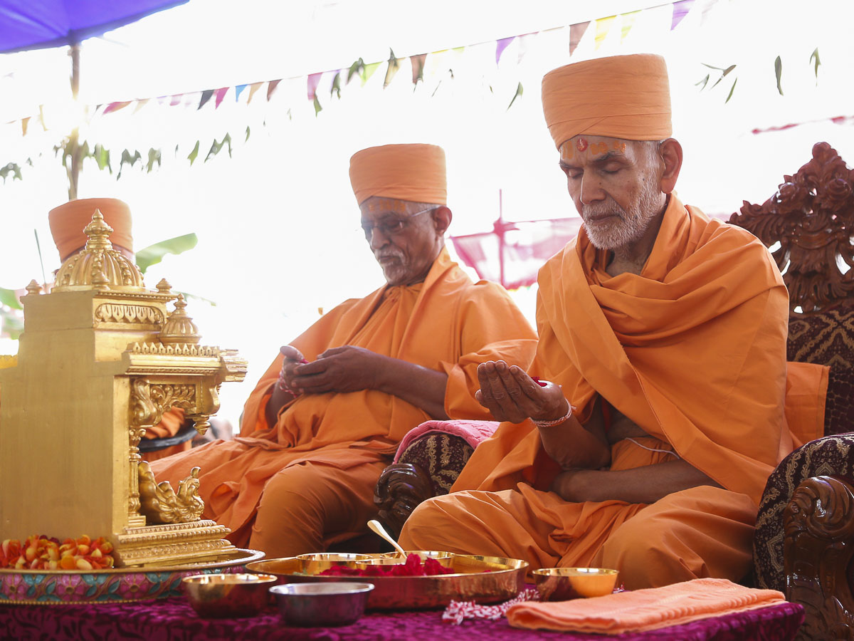 Param Pujya Mahant Swami Maharaj and Pujya Swayamprakash Swami (Pujya Doctor Swami) perform yagna rituals