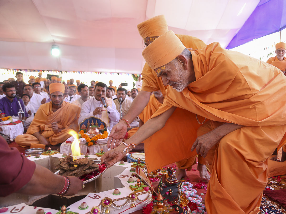 Param Pujya Mahant Swami Maharaj performs yagna rituals