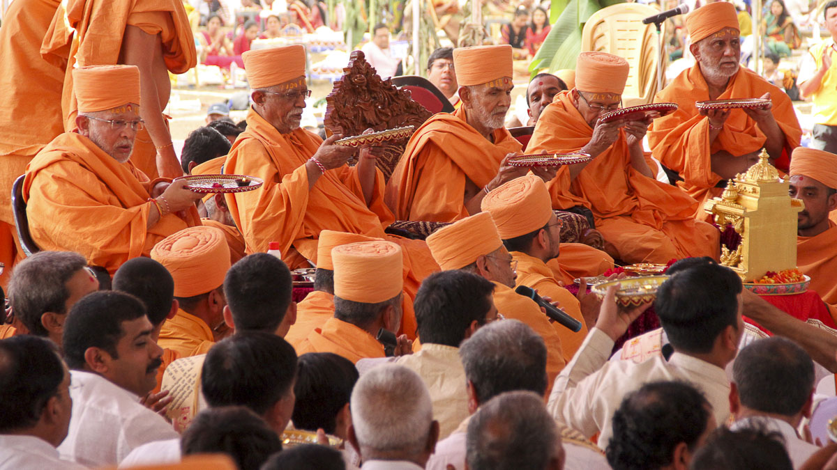 Param Pujya Mahant Swami Maharaj and senior sadhus perform arti