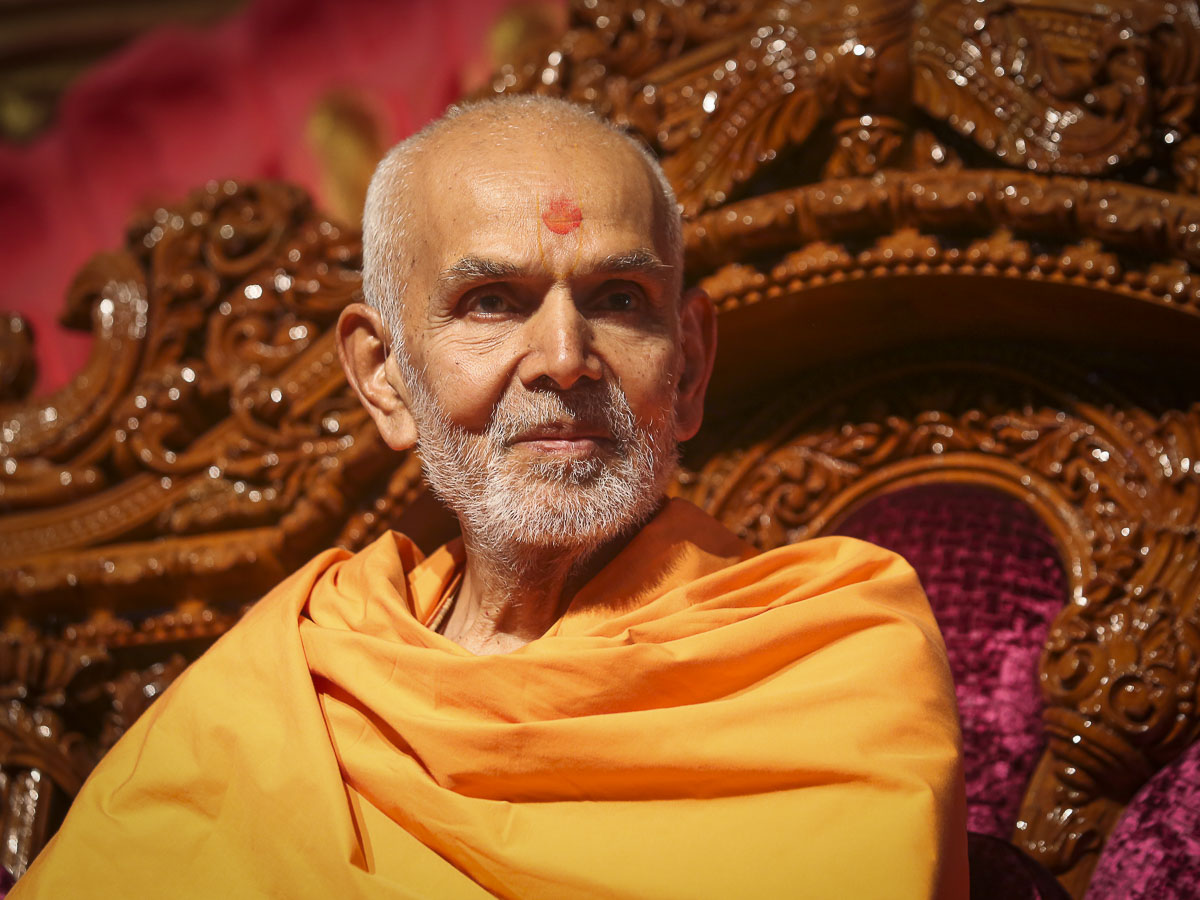 Param Pujya Mahant Swami Maharaj during the kirtan aradhana