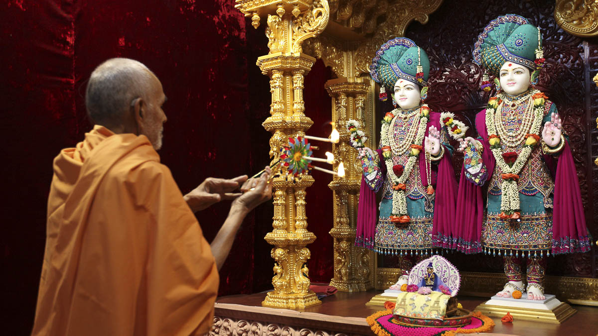 HH Mahant Swami Maharaj performs arti of Thakorji, Swaminarayan Nagar