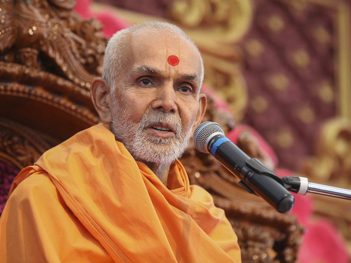 Param Pujya Mahant Swami Maharaj blesses the morning satsang assembly 