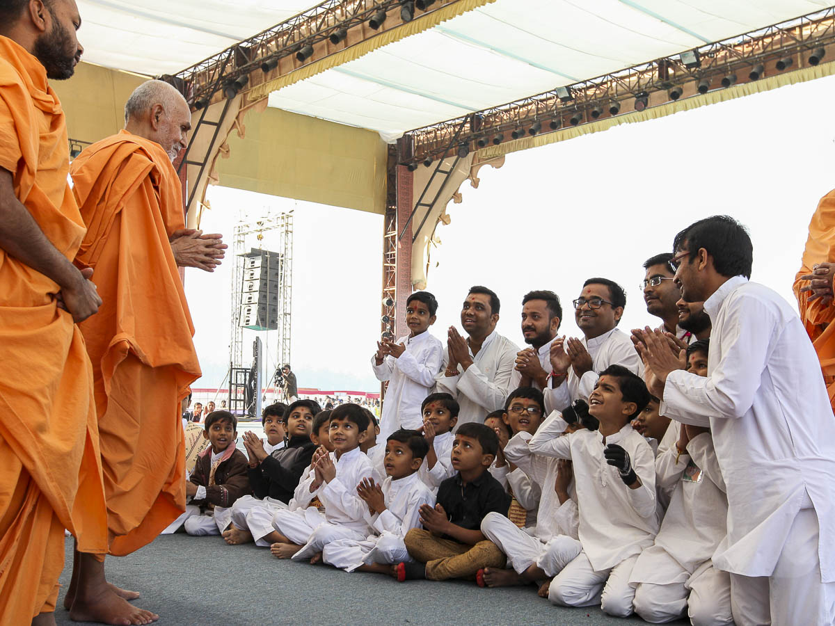 Param Pujya Mahant Swami Maharaj blesses children and youths