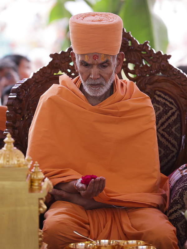 Param Pujya Mahant Swami Maharaj performs yagna rituals