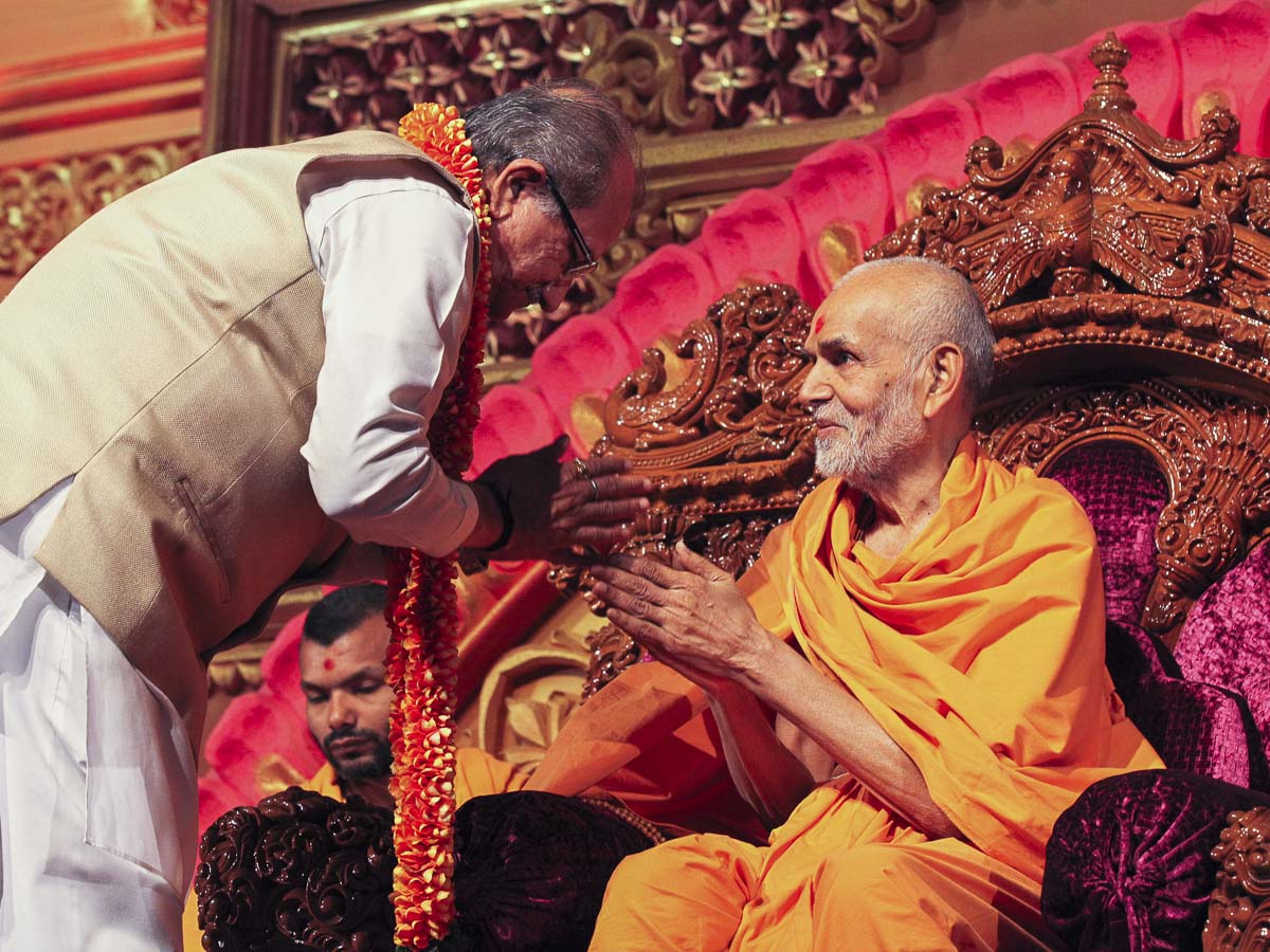 Param Pujya Mahant Swami Maharaj blesses Gujarat Minister Bhupendrasinh Chudasama