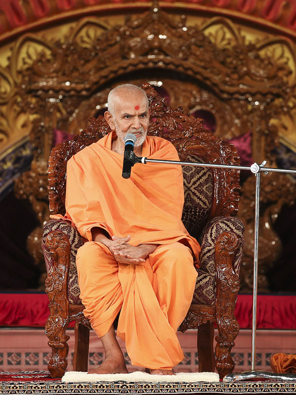 Param Pujya Mahant Swami Maharaj blesses the evening satsang assembly