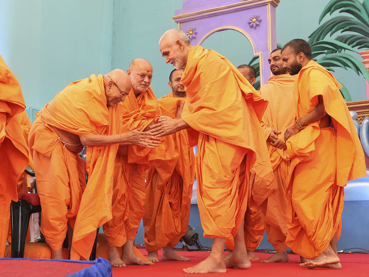Param Pujya Mahant Swami Maharaj greets senior sadhus with 'Jai Swaminarayan'