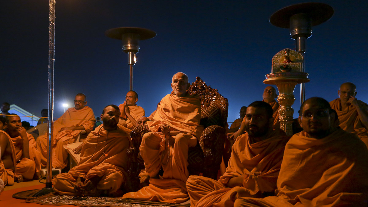 Param Pujya Mahant Swami Maharaj watches light & sound show