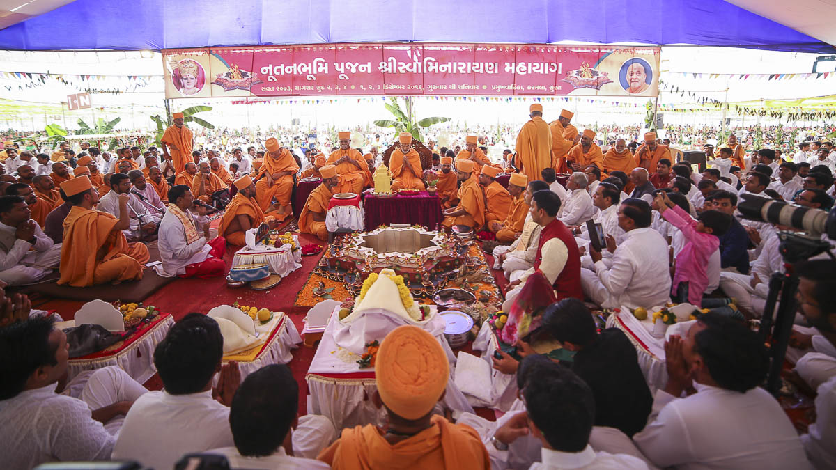 Param Pujya Mahant Swami Maharaj and senior sadhus perform yagna rituals