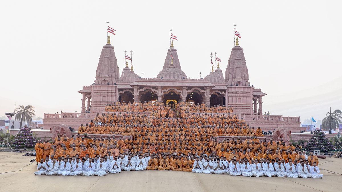 Param Pujya Mahant Swami Maharaj with sadhus, parshads and sadhaks