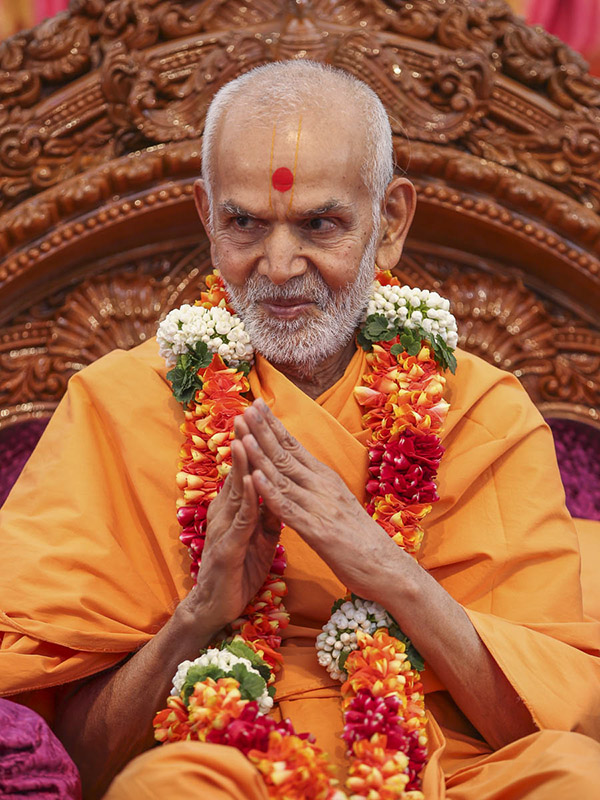 Param Pujya Mahant Swami Maharaj honored with a garland