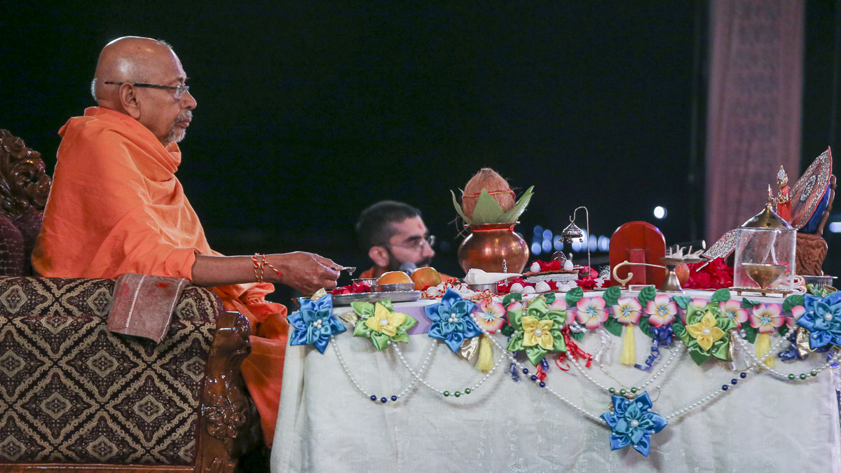 Pujya Tyagvallabh Swami performs diksha mahapuja rituals in the evening satsang assembly