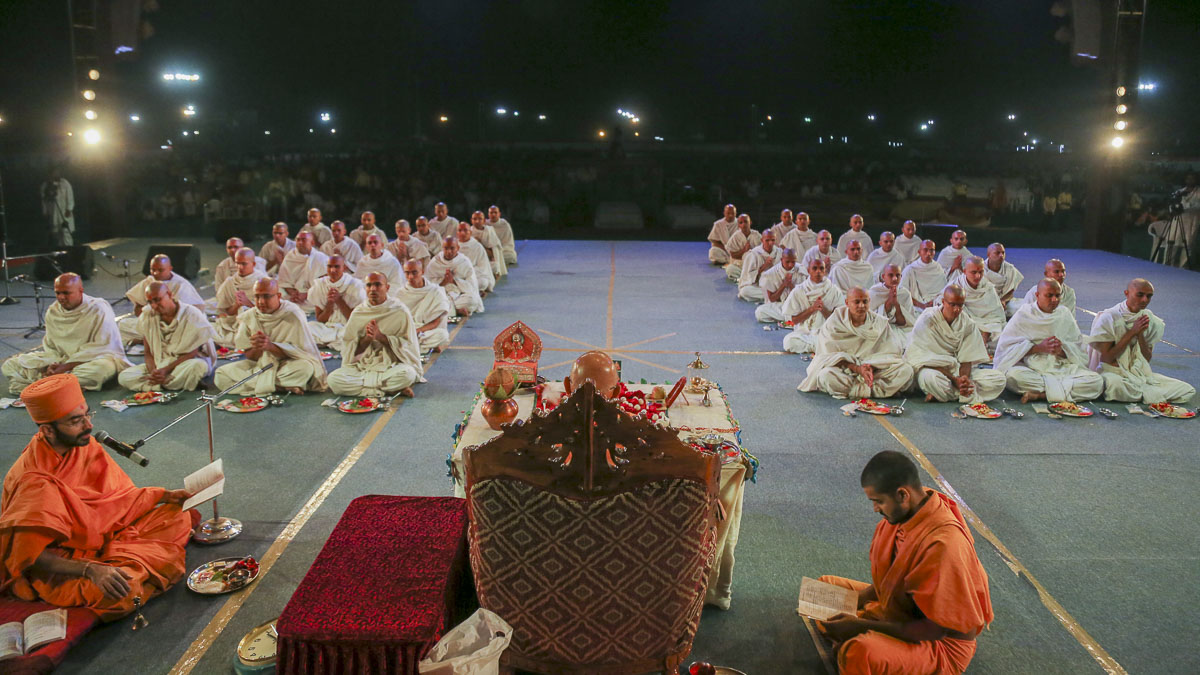 Parshads engaged in mahapuja rituals before being initiated as sadhus