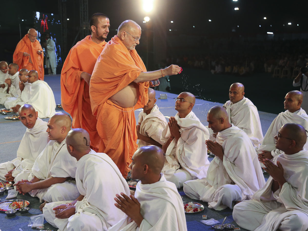 Pujya Ishwarcharan Swami blesses parshads