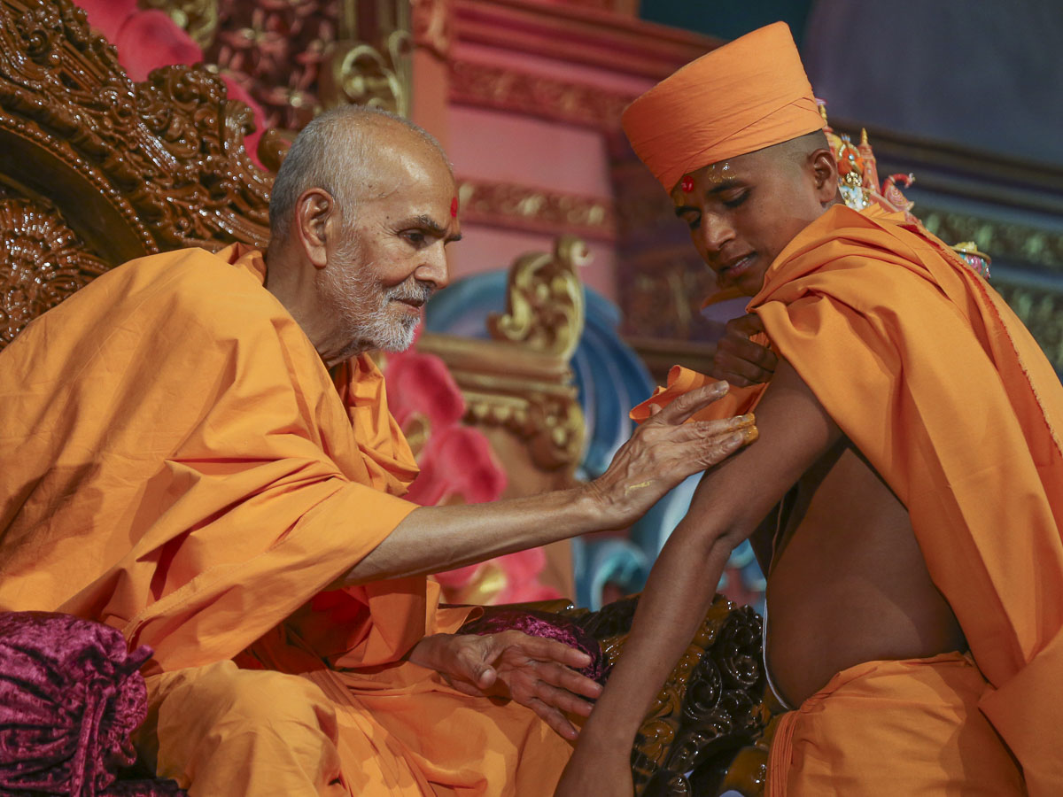 Param Pujya Mahant Swami Maharaj gives diksha mantra to newly initiated sadhus and blesses them