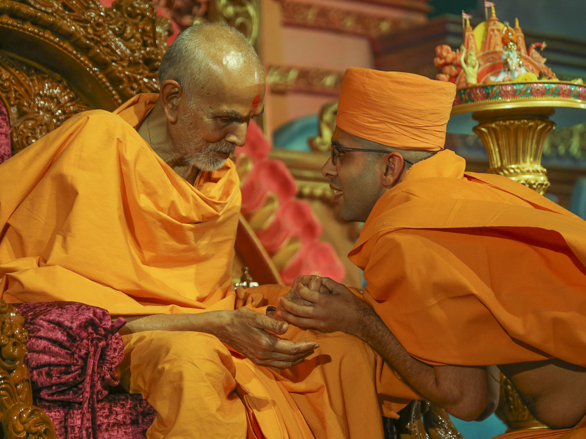 Param Pujya Mahant Swami Maharaj gives diksha mantra to newly initiated sadhus and blesses them
