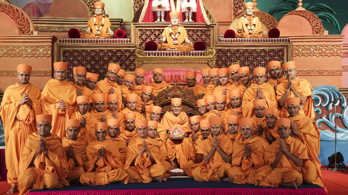 Newly initiated sadhus with Param Pujya Mahant Swami Maharaj