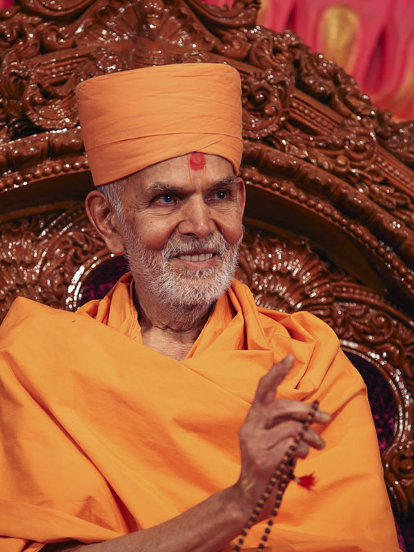 Param Pujya Mahant Swami Maharaj blesses all