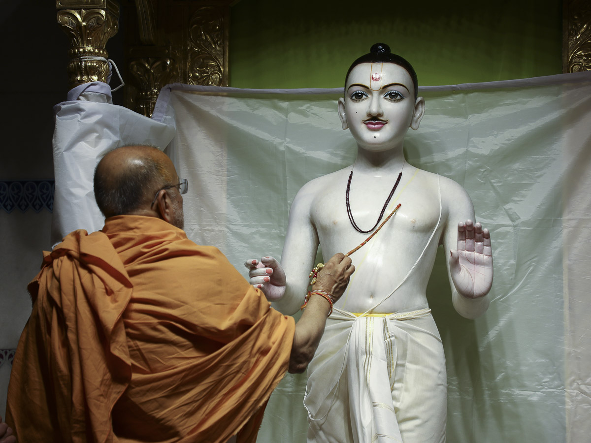 Pujya Ishwarcharan Swami performs patotsav rituals