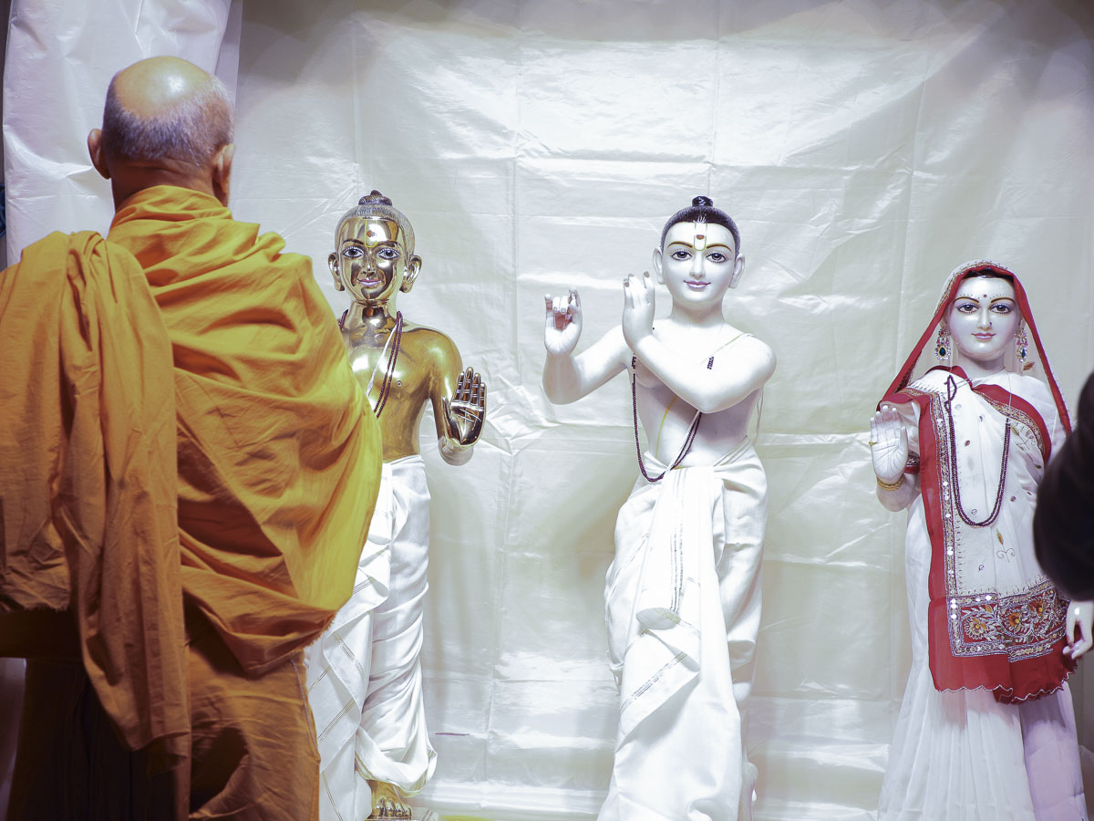 Pujya Viveksagar Swami performs patotsav rituals